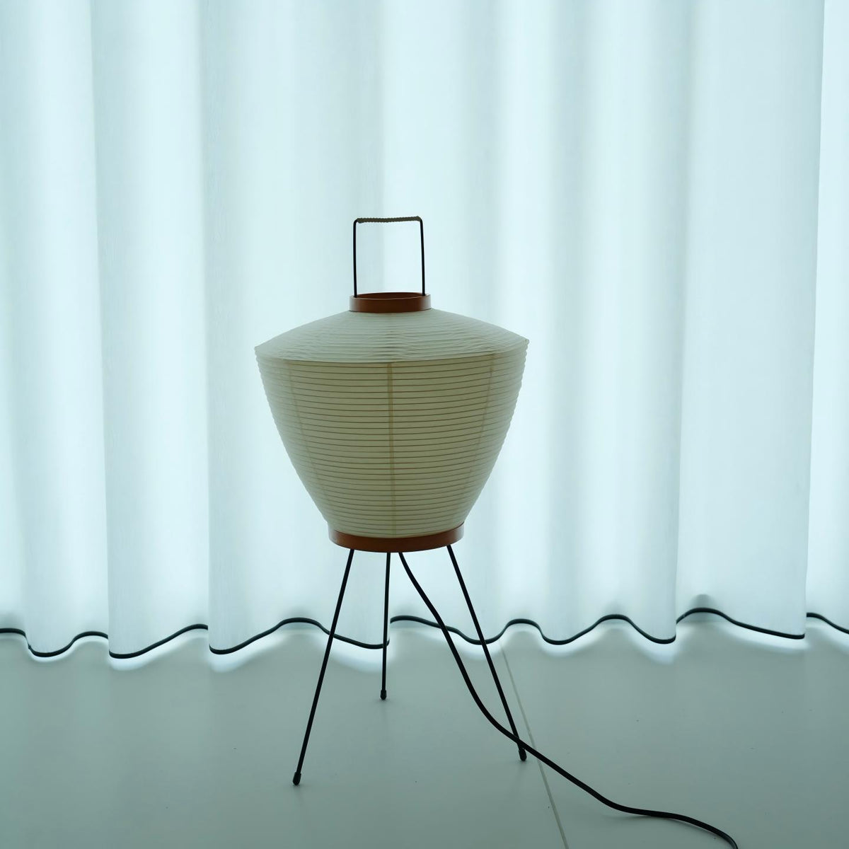 NOGUCHI AKARI 5A — Washi Paper Accent Table Lamp